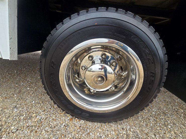 2010-freightliner-m2-106-image-81