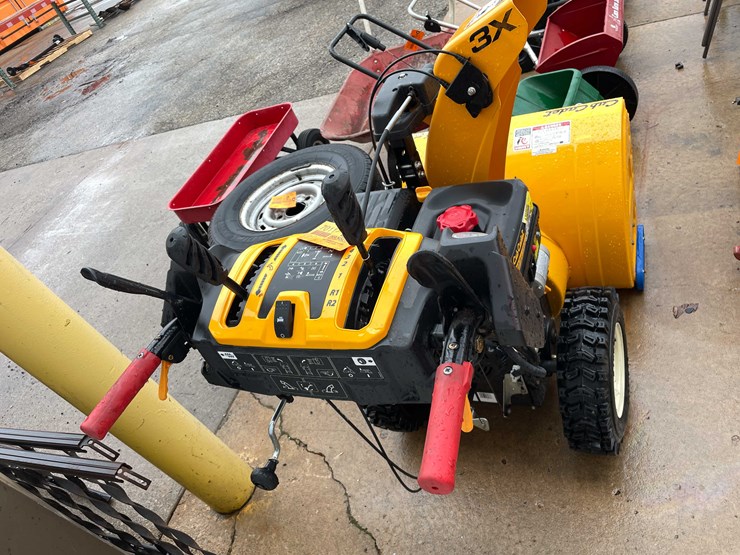 #7011-•-cub-cadet-26"-snowblower-(o3)-image-4