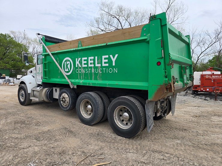 2017-peterbilt-348-image-8