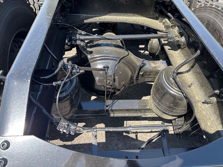 2023-peterbilt-579-image-14