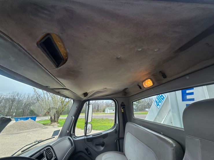 2010-freightliner-m2-106-image-56