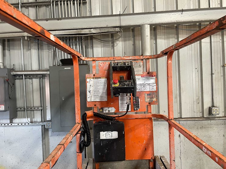#1464-•-19'-scissor-lift-(e)-image-10