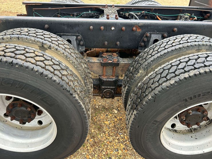 2001-peterbilt-330-image-23