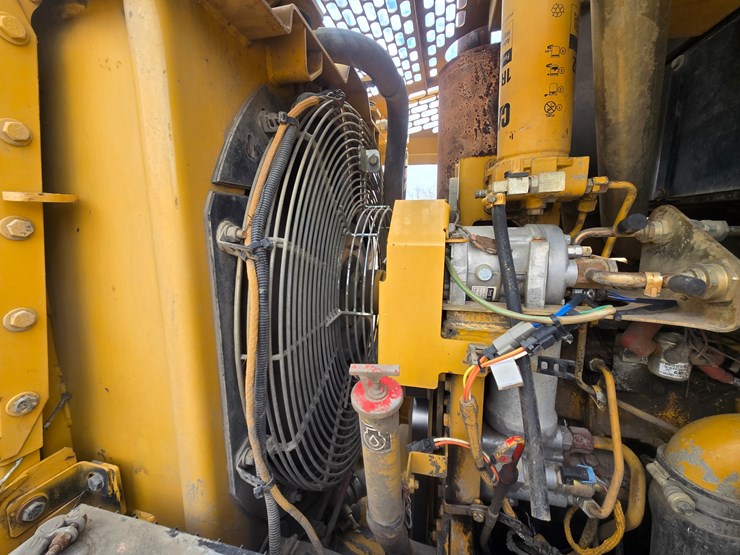 2005-caterpillar-953c-image-40