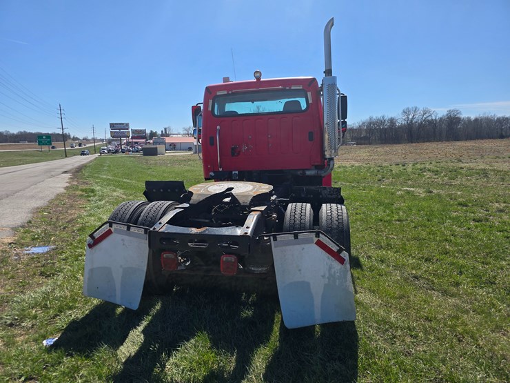 2005-freightliner-m2-106-image-10