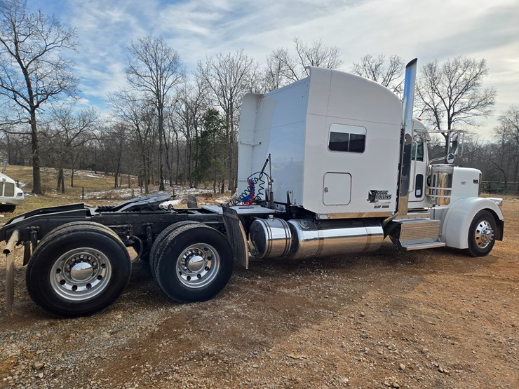 2014-peterbilt-389-image-22