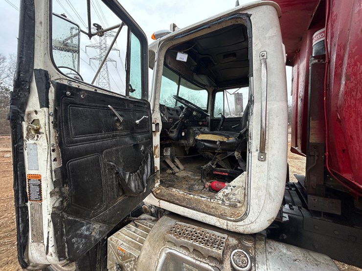 2001-mack-rd688s-image-47