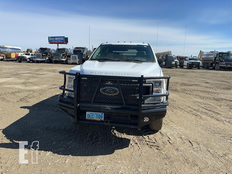 2021-ford-f350-xl-image-2