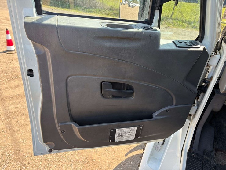 2010-international-8600-image-13