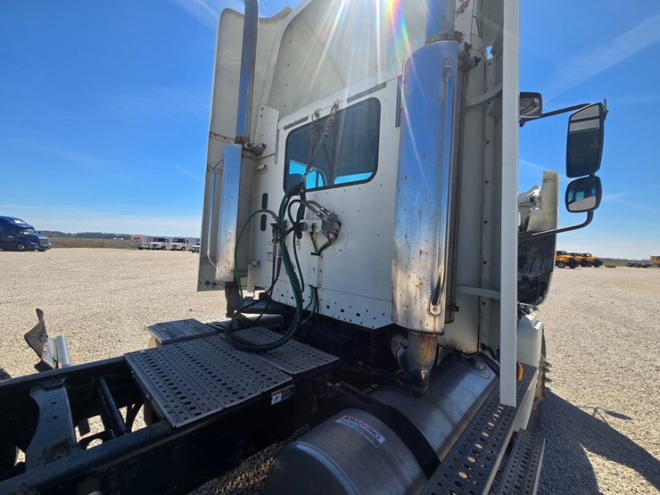 2006-freightliner-columbia-120-image-83