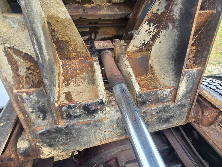 2012-freightliner-m2-106-image-53