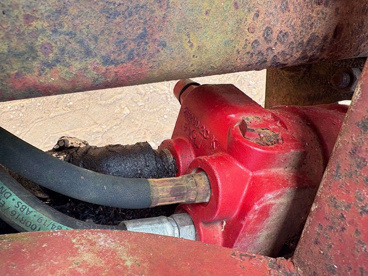 new-holland-1033-image-14