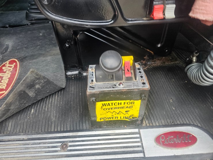 2012-peterbilt-384-image-80