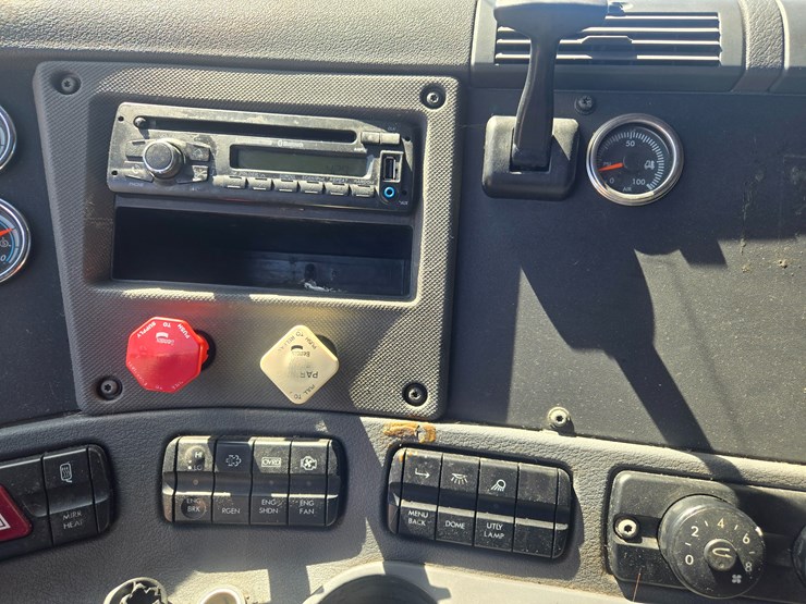 2014-freightliner-cascadia-125-image-65