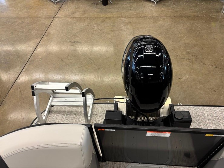 2025-g3-suncatcher-select-20rc-pontoon-image-34