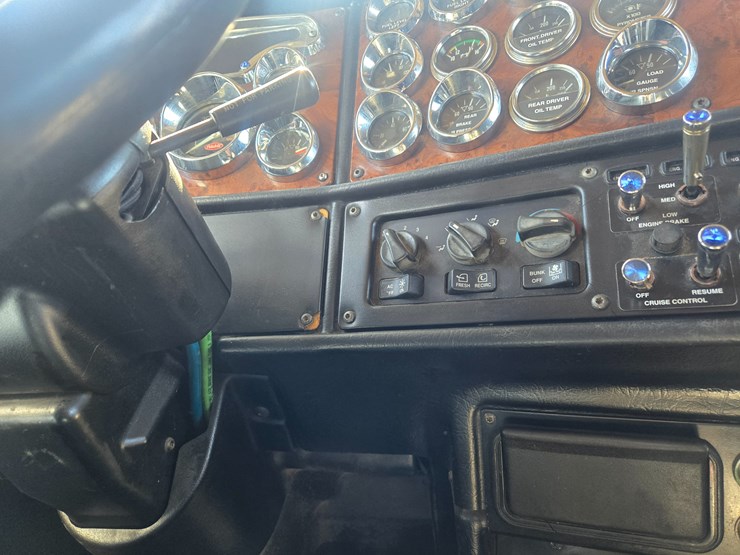 2005-peterbilt-379-image-70