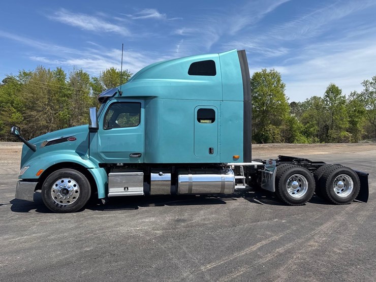 2023-peterbilt-579-image-2