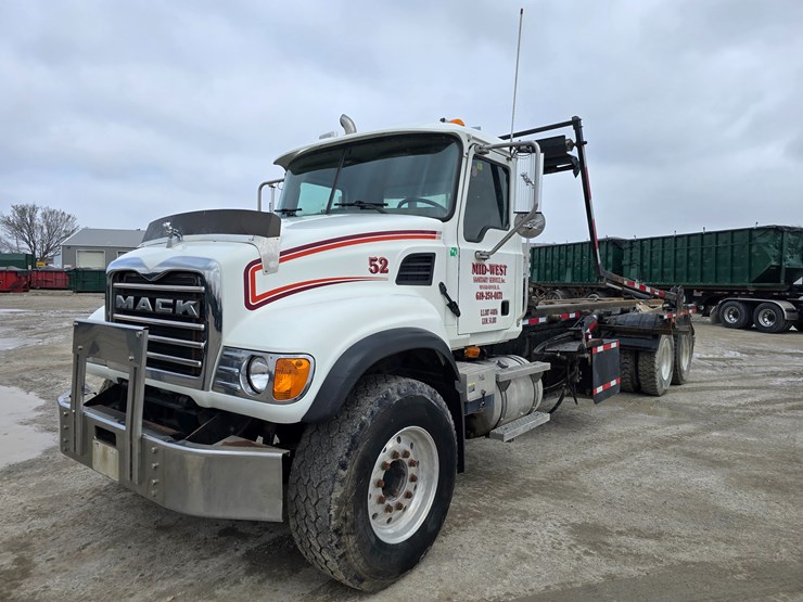 #22589-•-2006-mack-cv713-granite-roll-off-garbage-truck-image-1