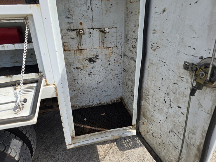 2013-ford-f550-image-44