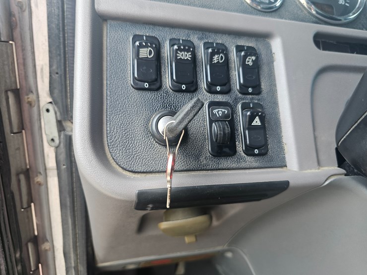 2012-peterbilt-384-image-91