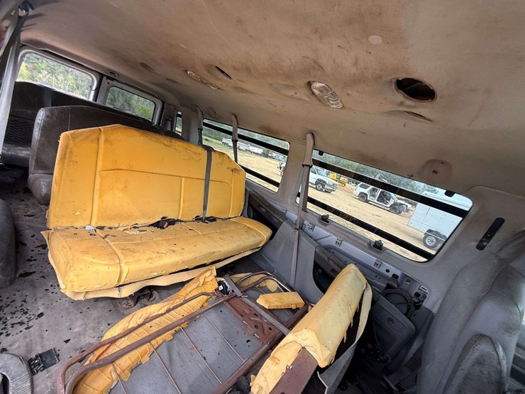 2013-ford-e350-image-23