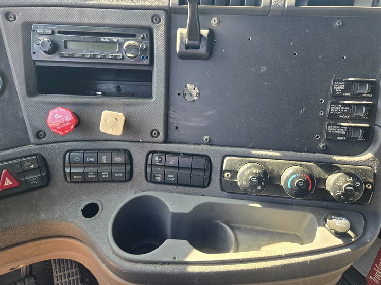 2014-freightliner-cascadia-125-image-64