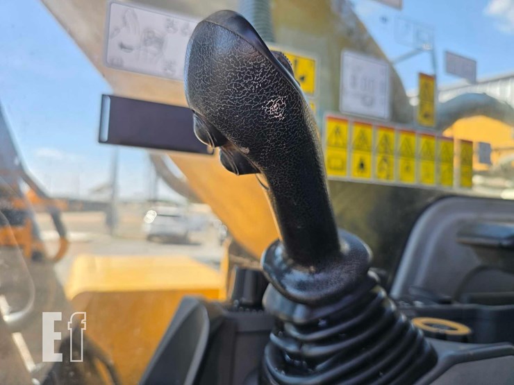 2020-caterpillar-323-image-19