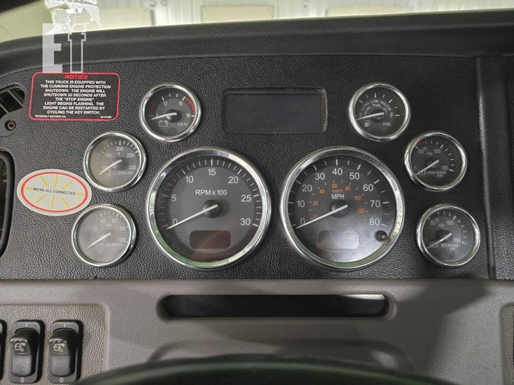 2021-peterbilt-367-image-12