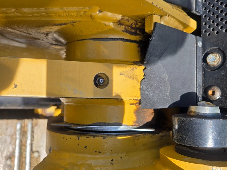 2014-caterpillar-953d-image-94