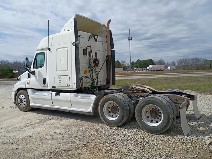 2009-freightliner-cascadia-125-image-4