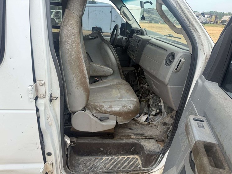 2013-ford-e350-image-18