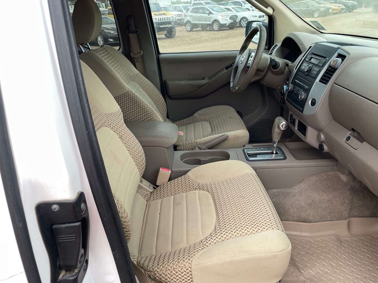 2011-nissan-frontier-sv-image-18