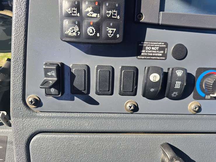 2015-deere-410l-image-85