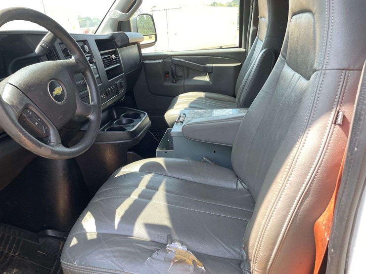 2018-chevrolet-express-2500-image-10