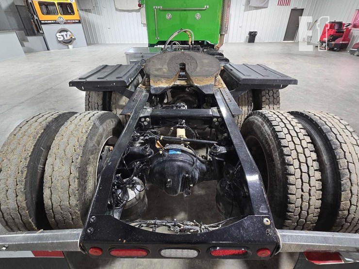 2021-peterbilt-367-image-17