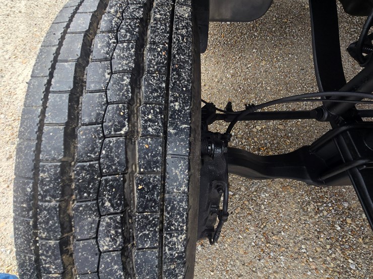 2010-freightliner-m2-106-image-49