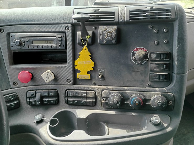 2009-freightliner-cascadia-125-image-51