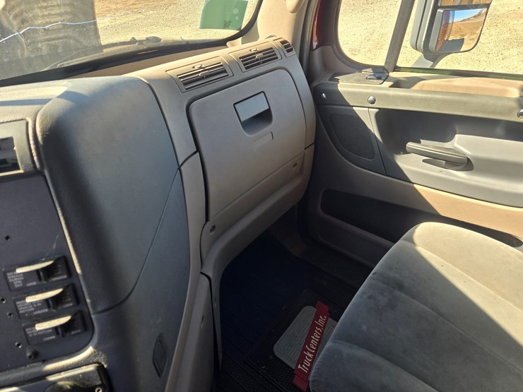 2014-freightliner-cascadia-125-image-60