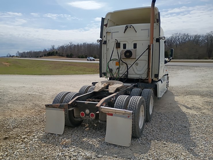 2009-freightliner-cascadia-125-image-8