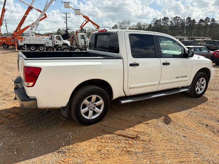 2010-nissan-titan-se-image-3