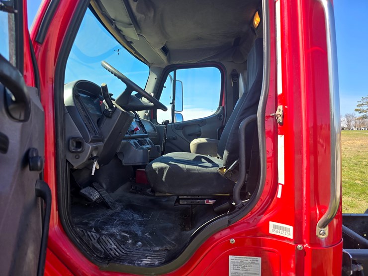 2005-freightliner-m2-106-image-40