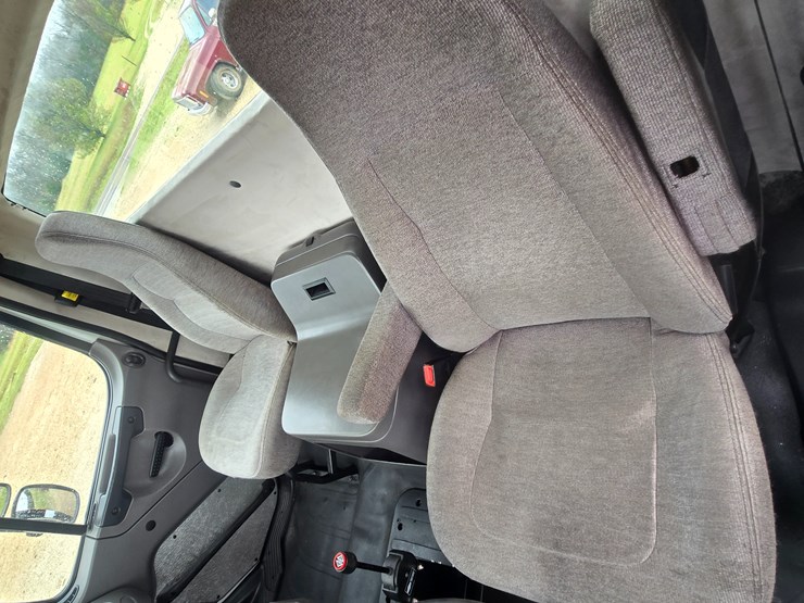 2012-freightliner-m2-106-image-70