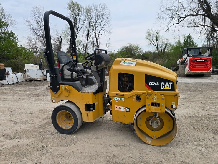 2018-caterpillar-cc24b-image-14