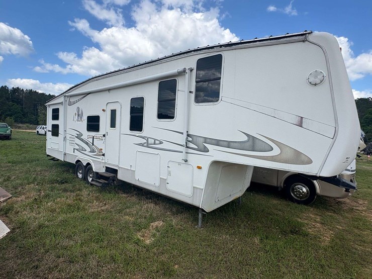 2007-cedarwood-silverback-5th-wheel-camper-image-1