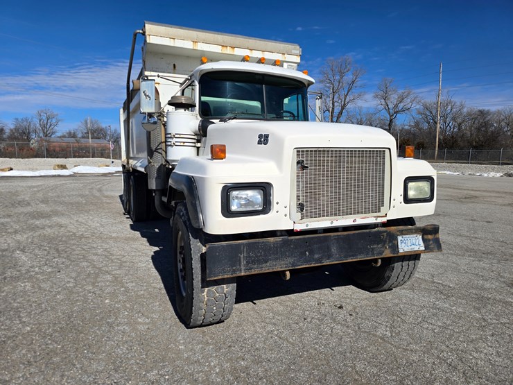 2001-mack-rd688s-image-23