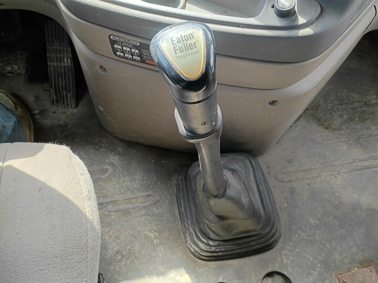 2009-freightliner-cascadia-125-image-57