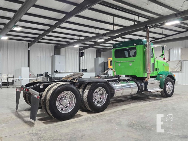 2021-peterbilt-367-image-3