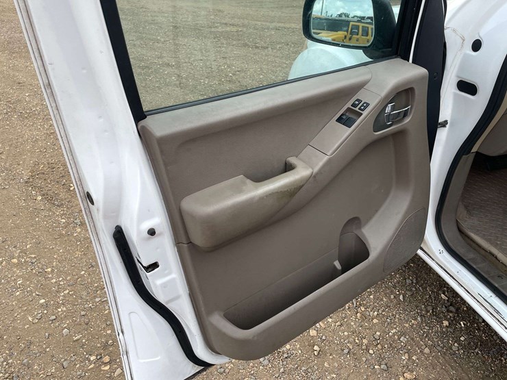 2011-nissan-frontier-sv-image-9