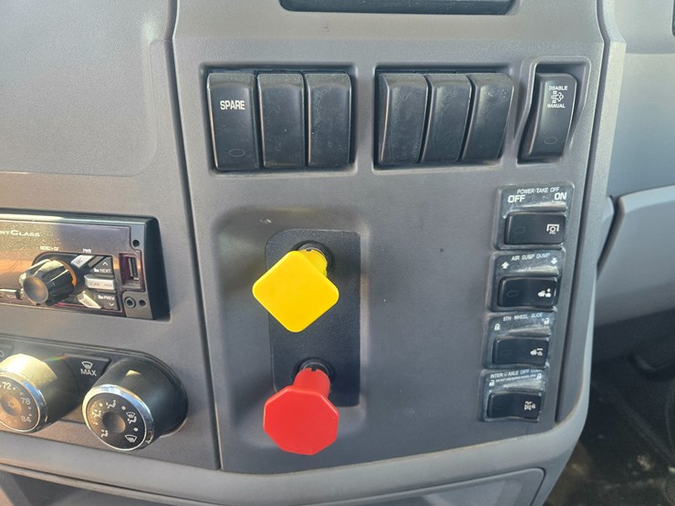 2016-peterbilt-579-image-55