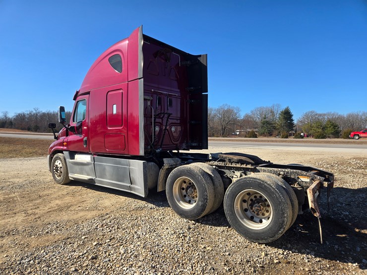 2014-freightliner-cascadia-125-image-12